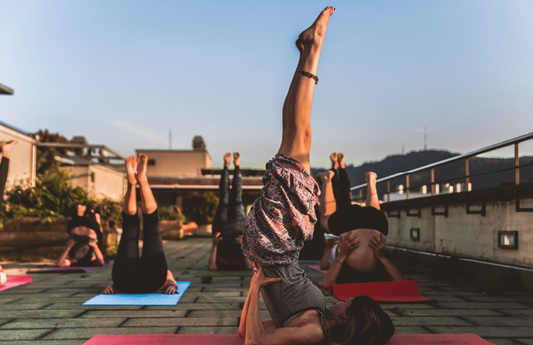 Posturas de yoga ideales para aliviar el dolor menstrual.